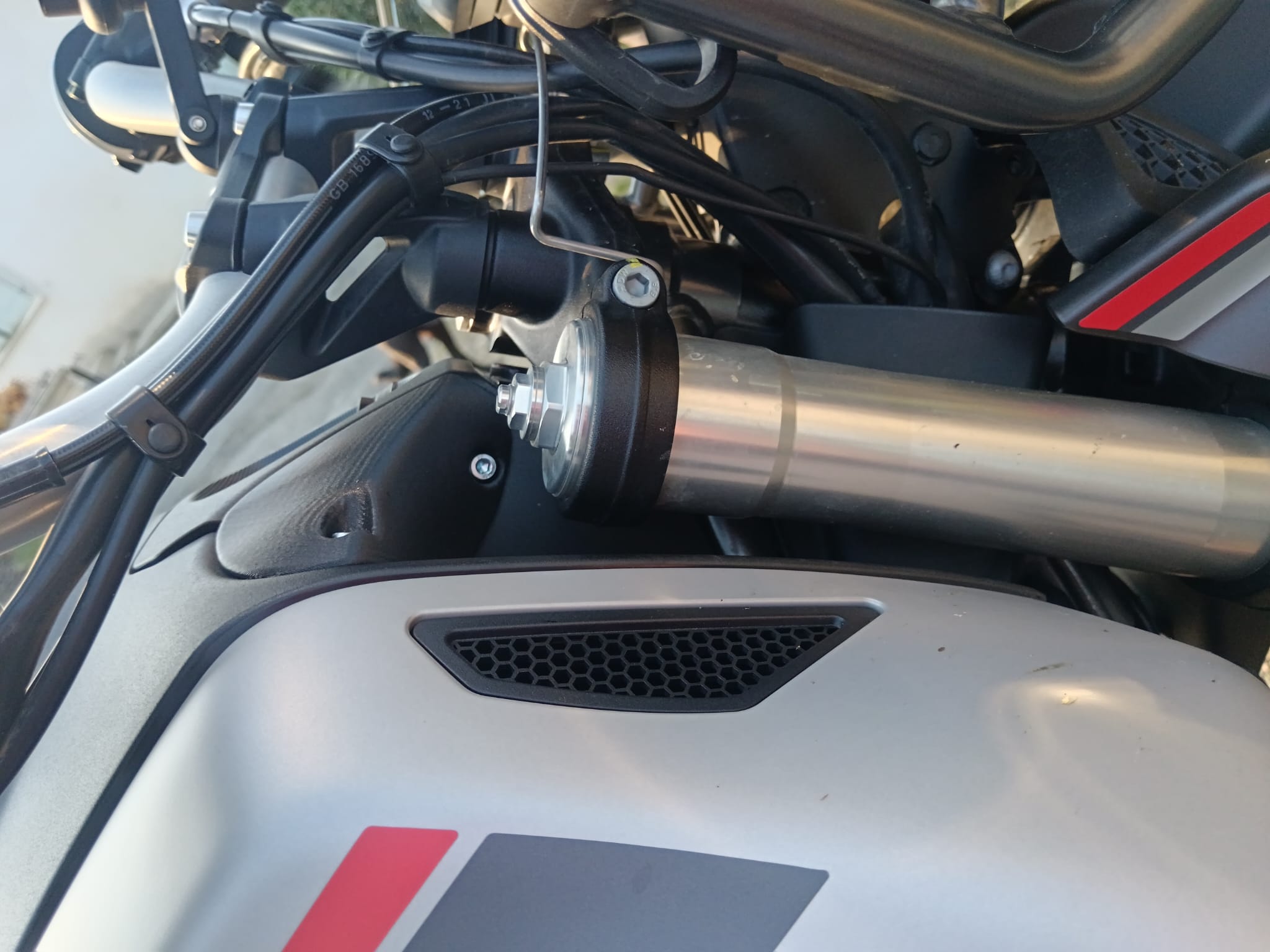 Déflecteur en PETG CF pour Moto Guzzi V85TT - Design et Fabrication par ND Sport Systems