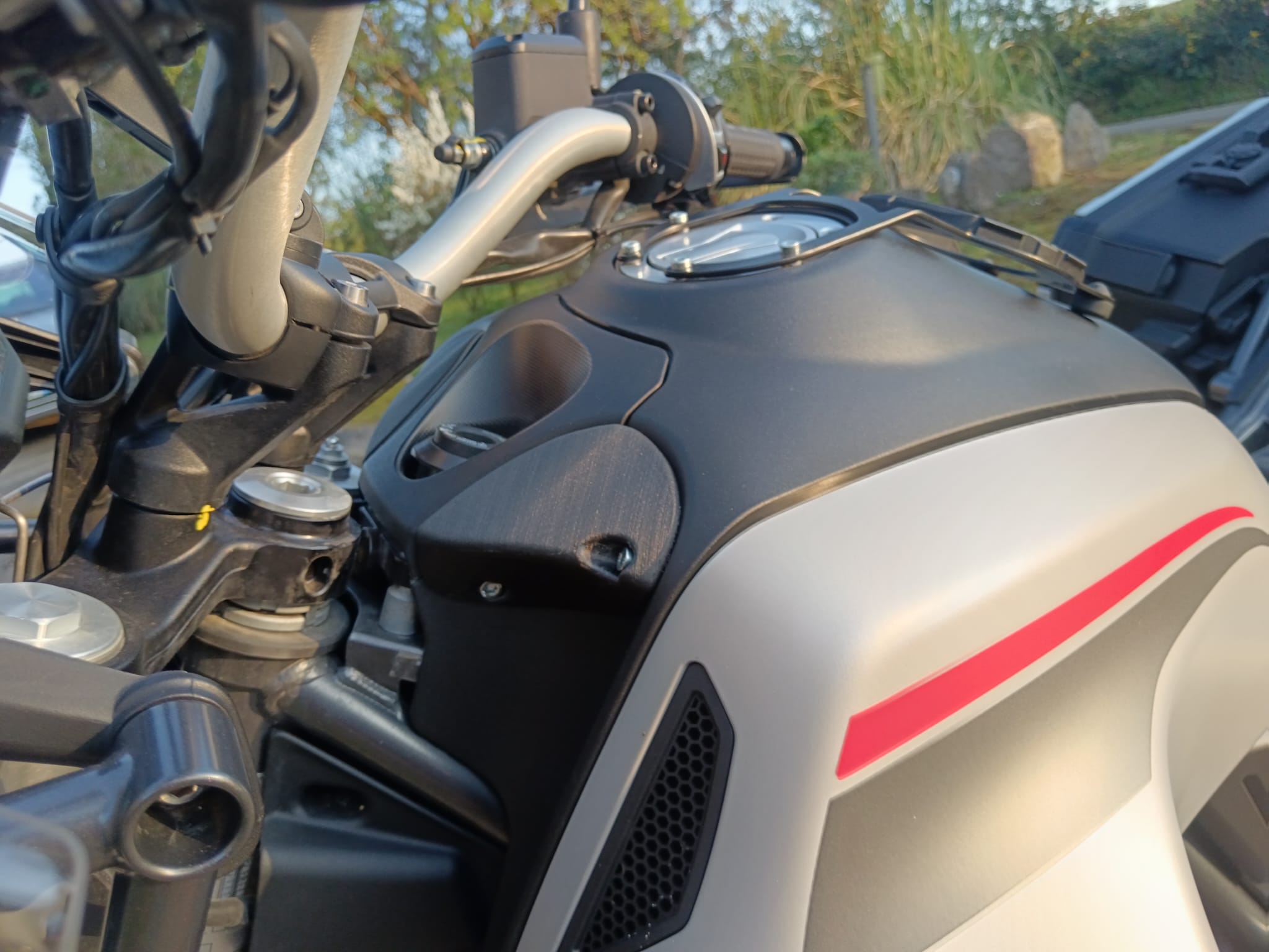 Déflecteur en PETG CF pour Moto Guzzi V85TT - Design et Fabrication par ND Sport Systems
