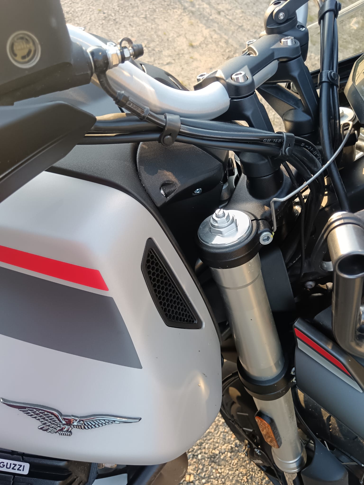 Déflecteur en PETG CF pour Moto Guzzi V85TT - Design et Fabrication par ND Sport Systems